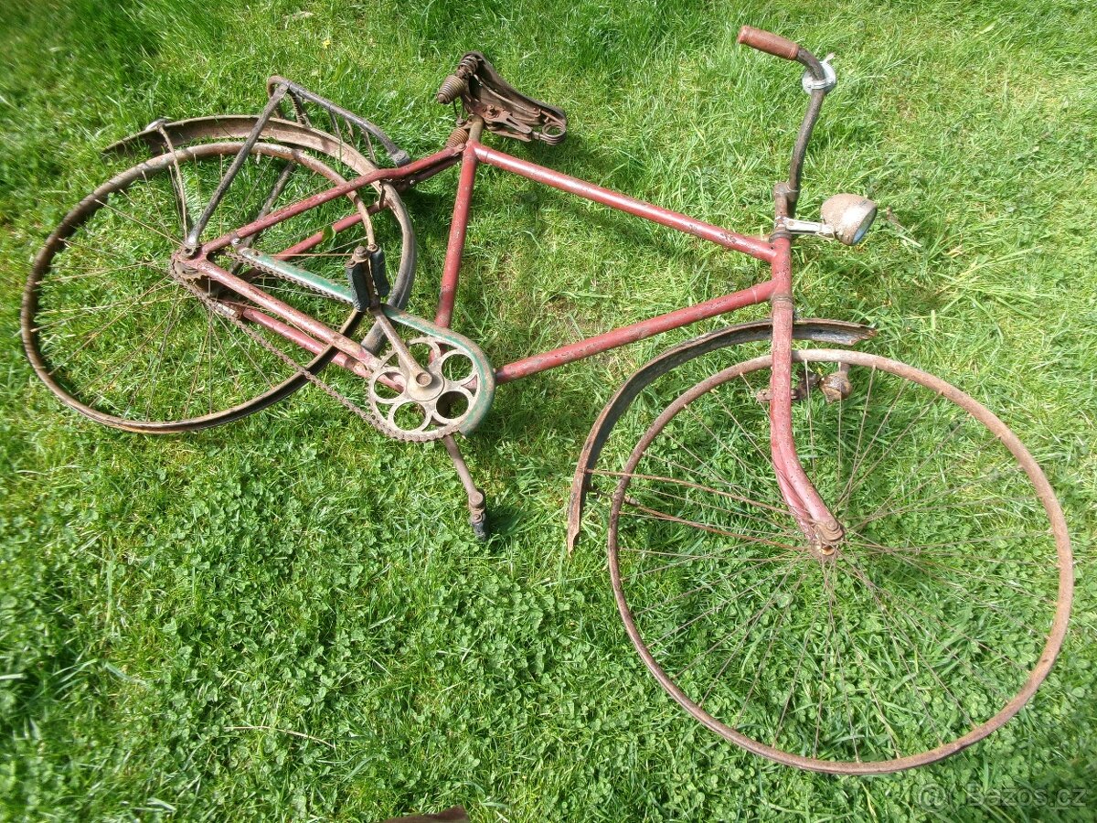 Prodám staré pánské jízdní kolo /nepůvodní barva/. Skladován - 5
