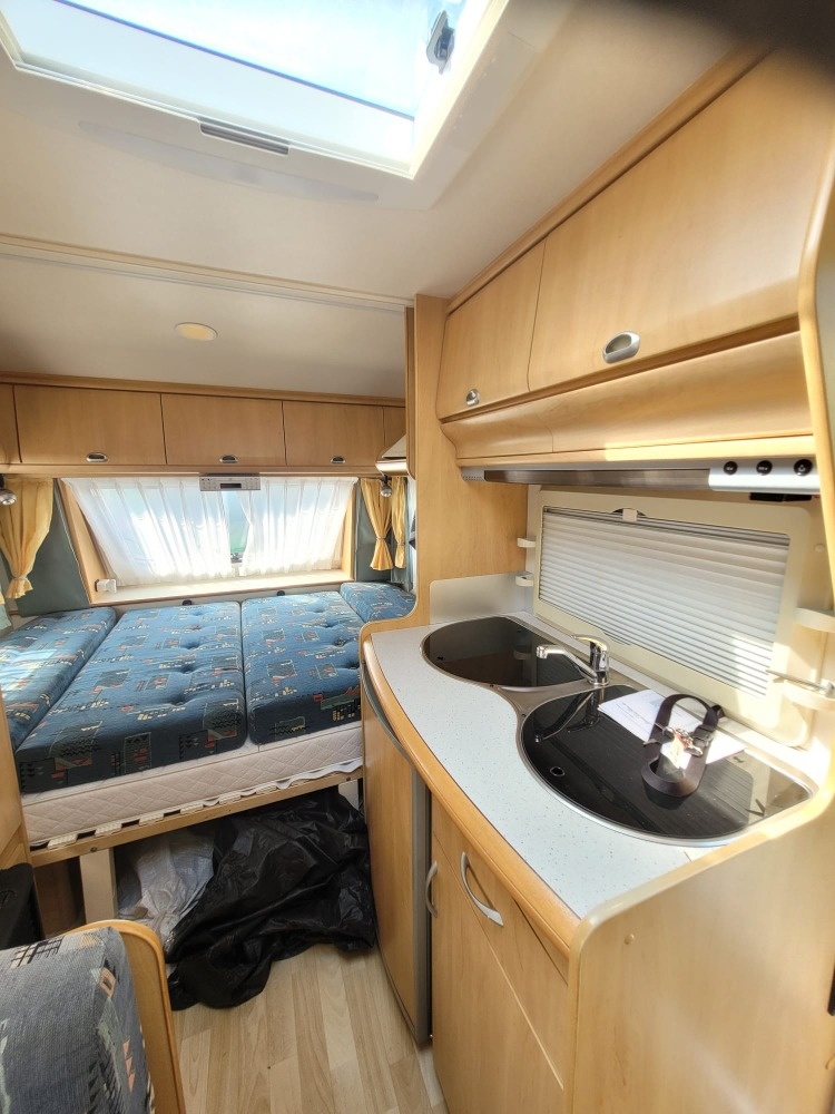 Obytný přívěs-karavan Hobby 400 deluxe Easy s pojezdem. - 5