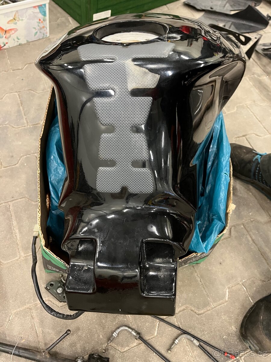 Aprilia rsv 1000r náhradní díly, carbony atd - 5