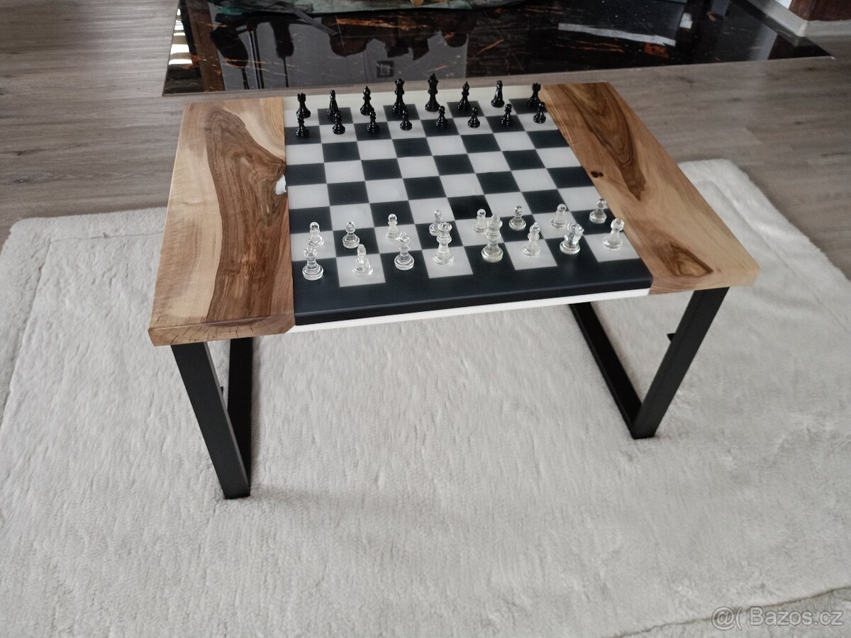 Šachový epoxidový stolek z ořechu + figurky - 5