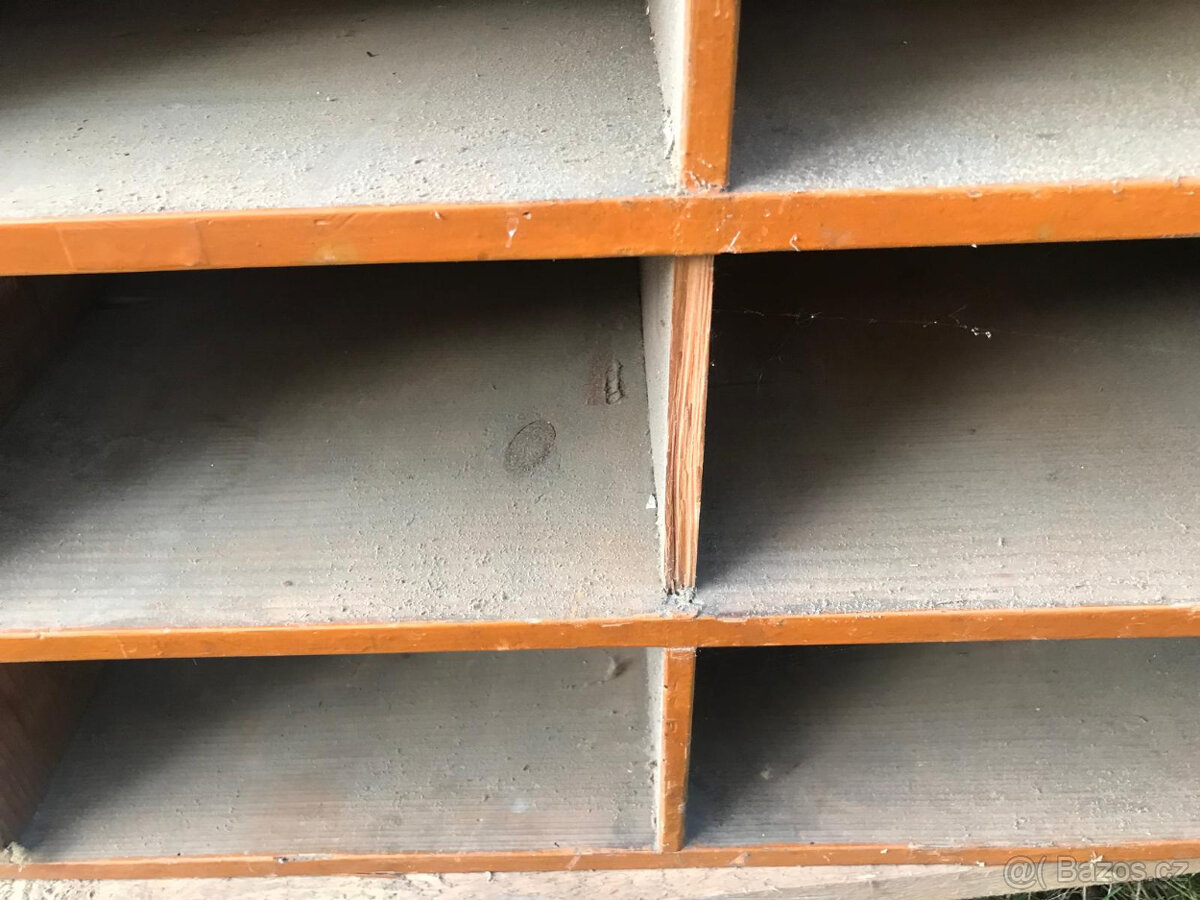 Masivní regálová skříň - vhodná do prodejny - 5