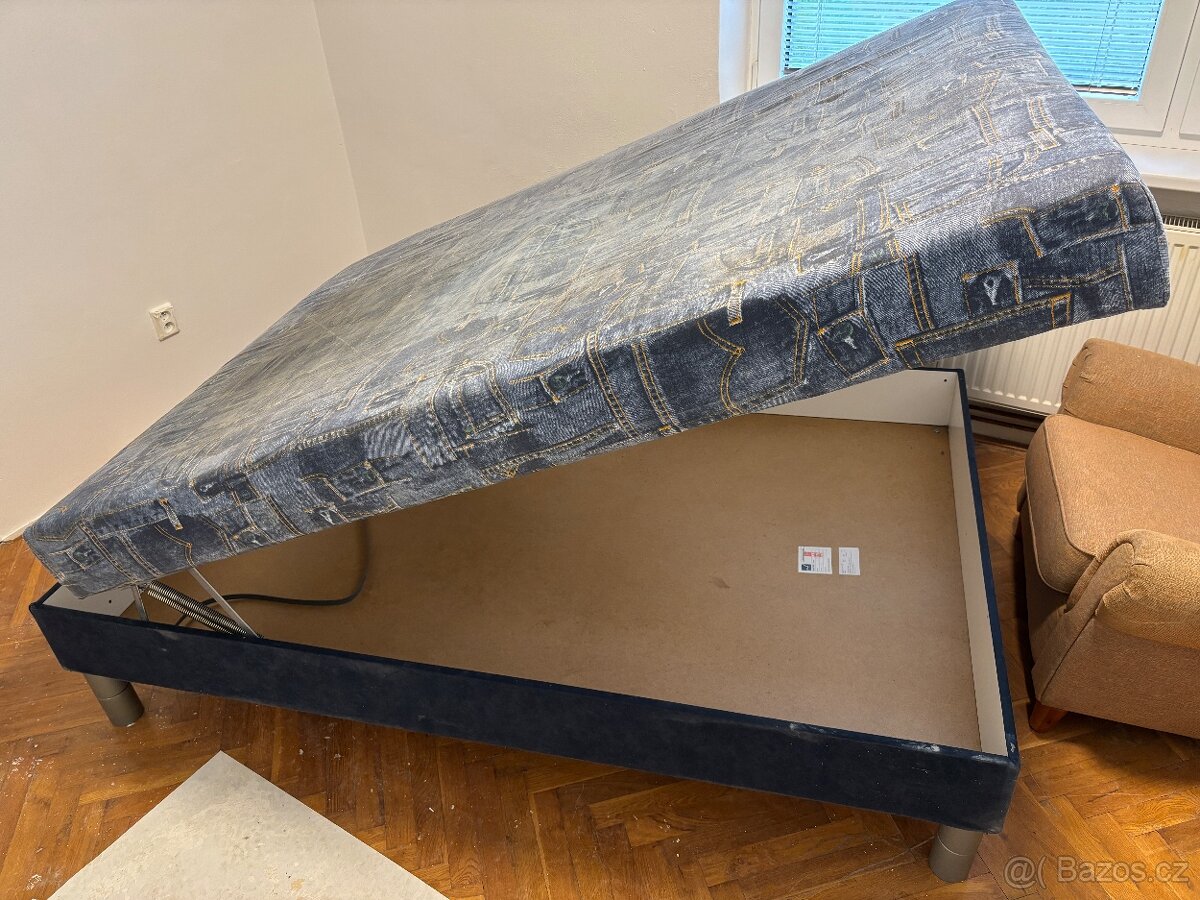 skrin, postele, kreslo, stolky - 5