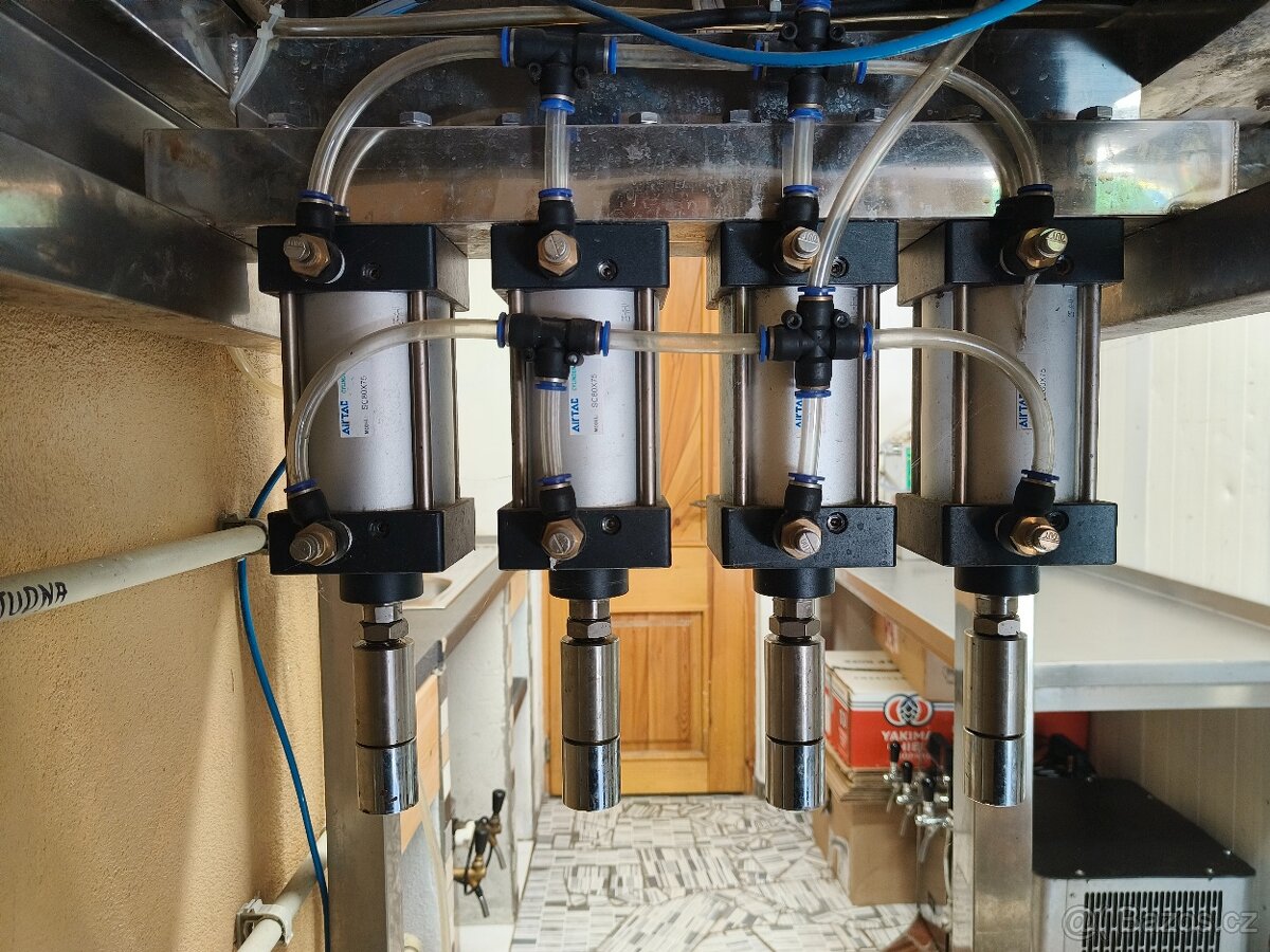 Poloautomatická stáčecí a zátkovací linka na lahve - 5