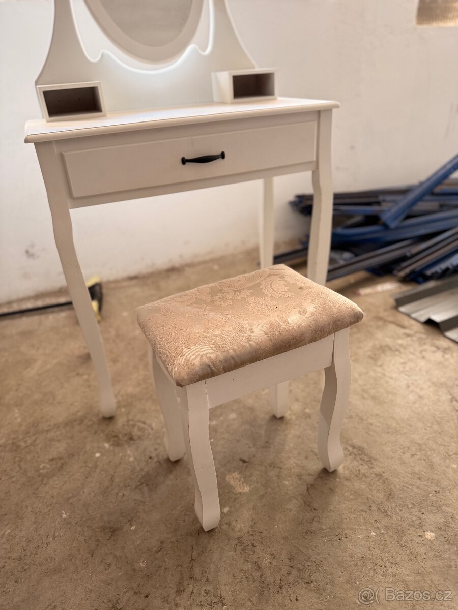 Kosmetický stolek se zrcadlem - 5