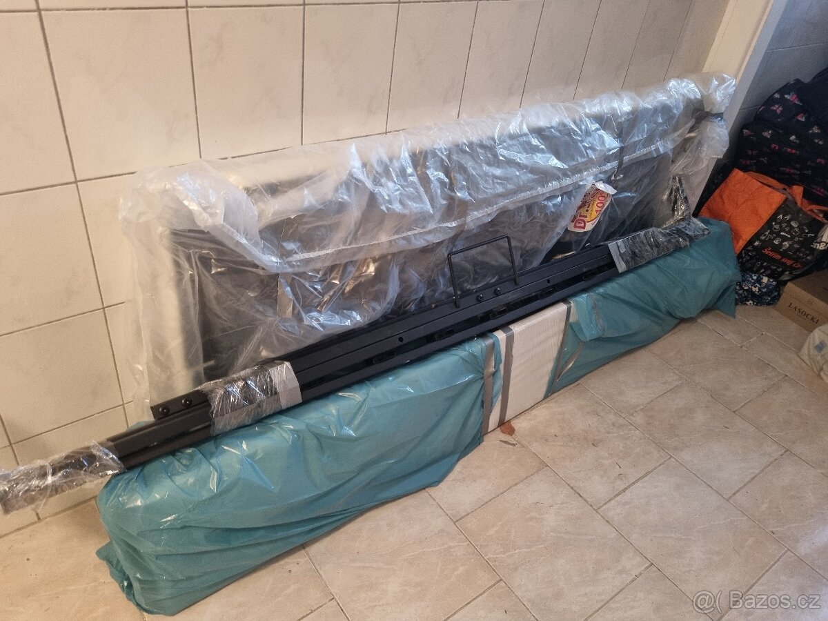 Postel, 160 cm široká včetně roštu. - 5