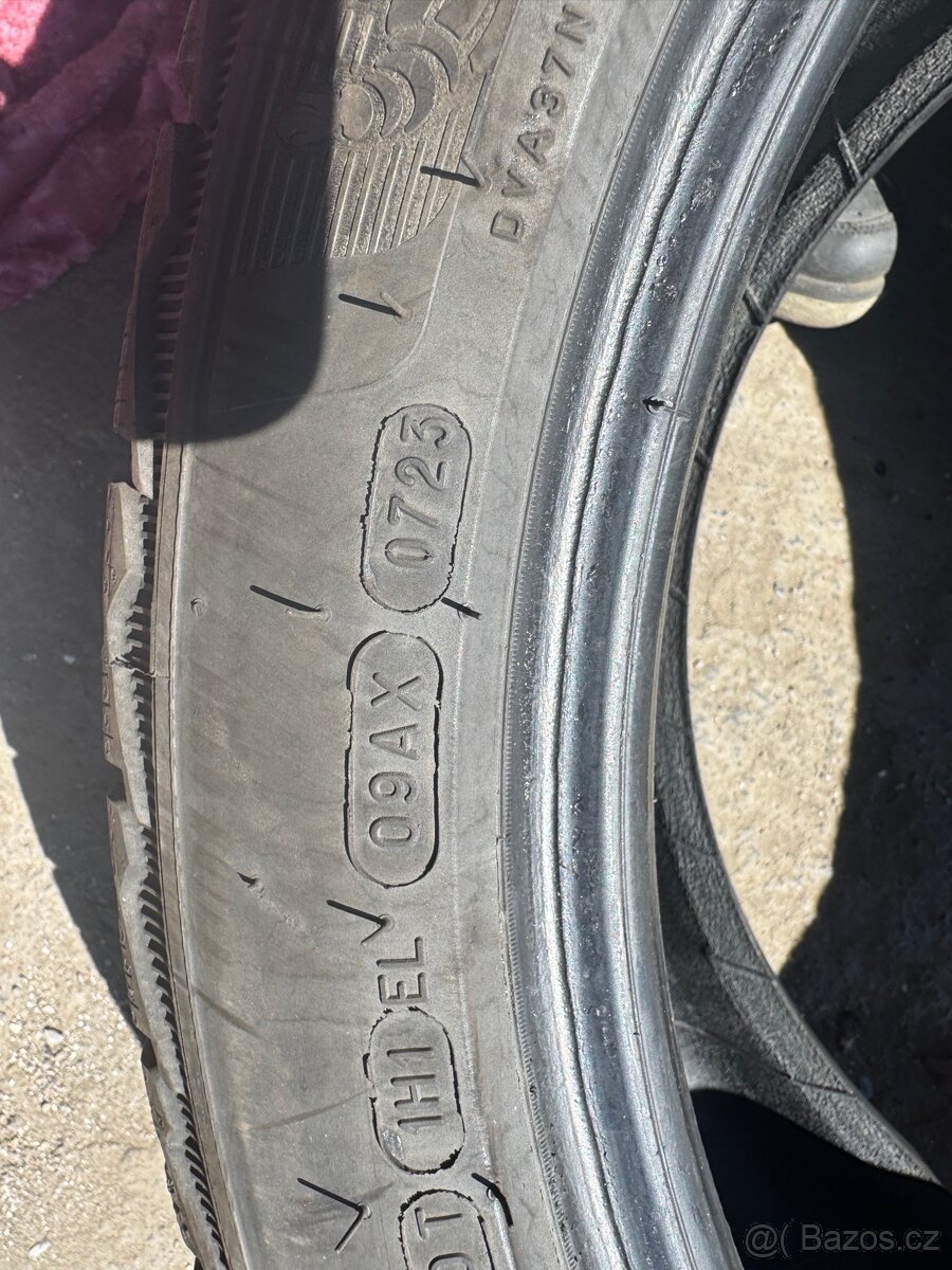 Pneu 235/45R18 - 5