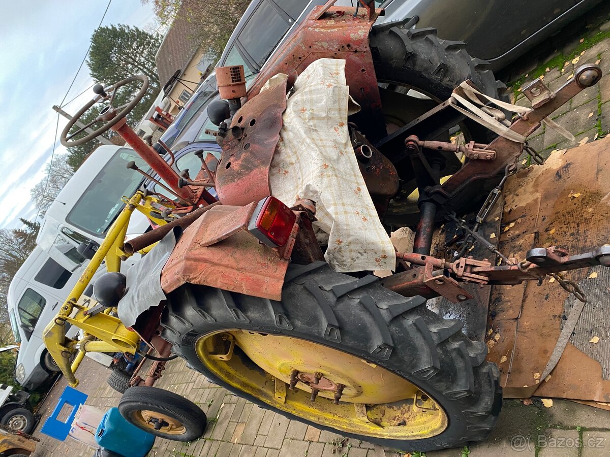 Traktor RS - 09, čelní nakladač - 5