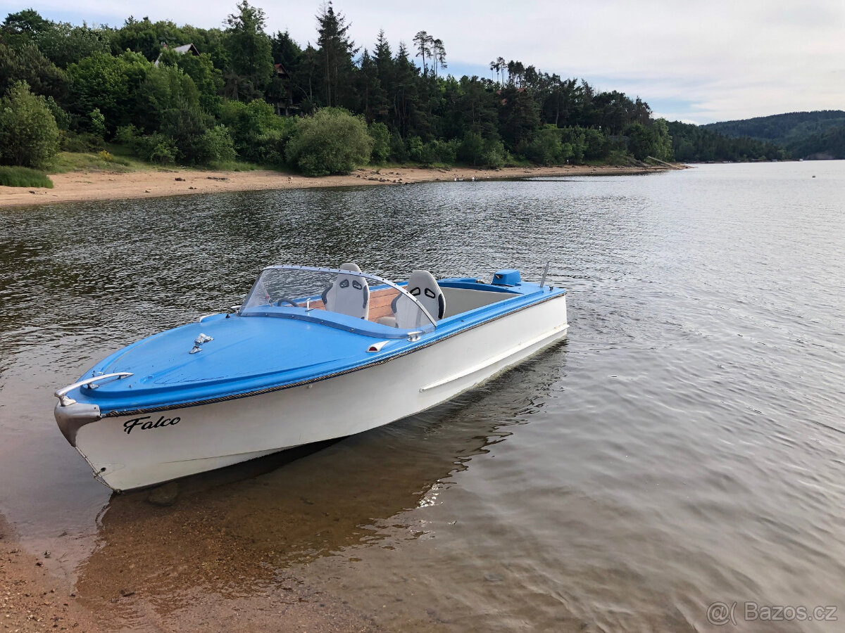 Motorový člun 5,5 metrů - 5