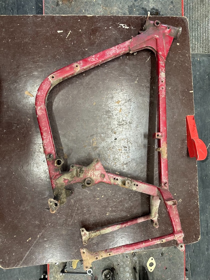 Predám RÁM, kostra motocyklu JAWA 250/353, krivý - 5