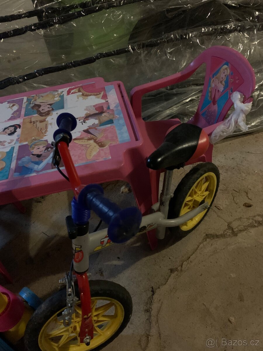 Dětský zahradní nábytek + koloběžka + odrážedlo - 5