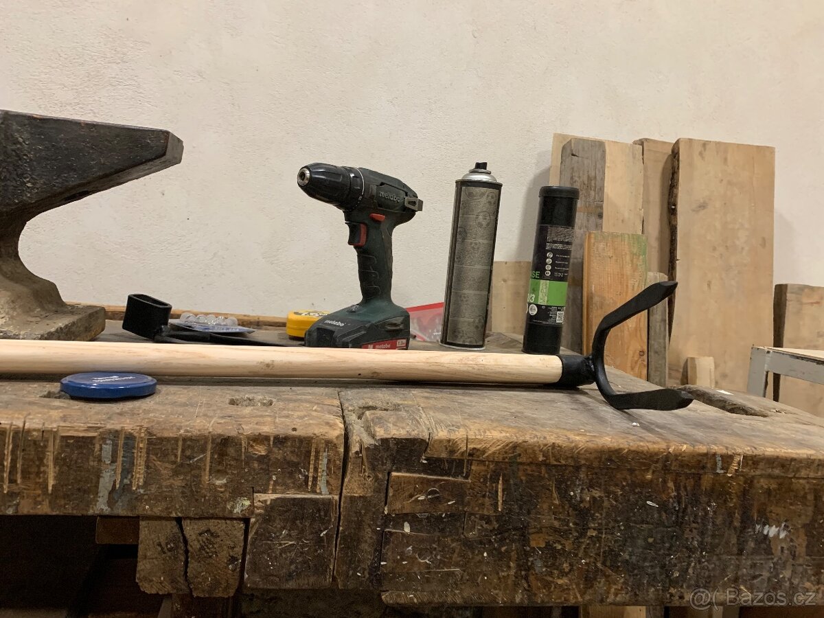 Kovaný kopáč, motyka - dvouhrotá. - 5