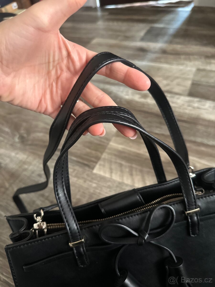 Guess černá kabelka s mašlí – elegantní a nadčasová - 5