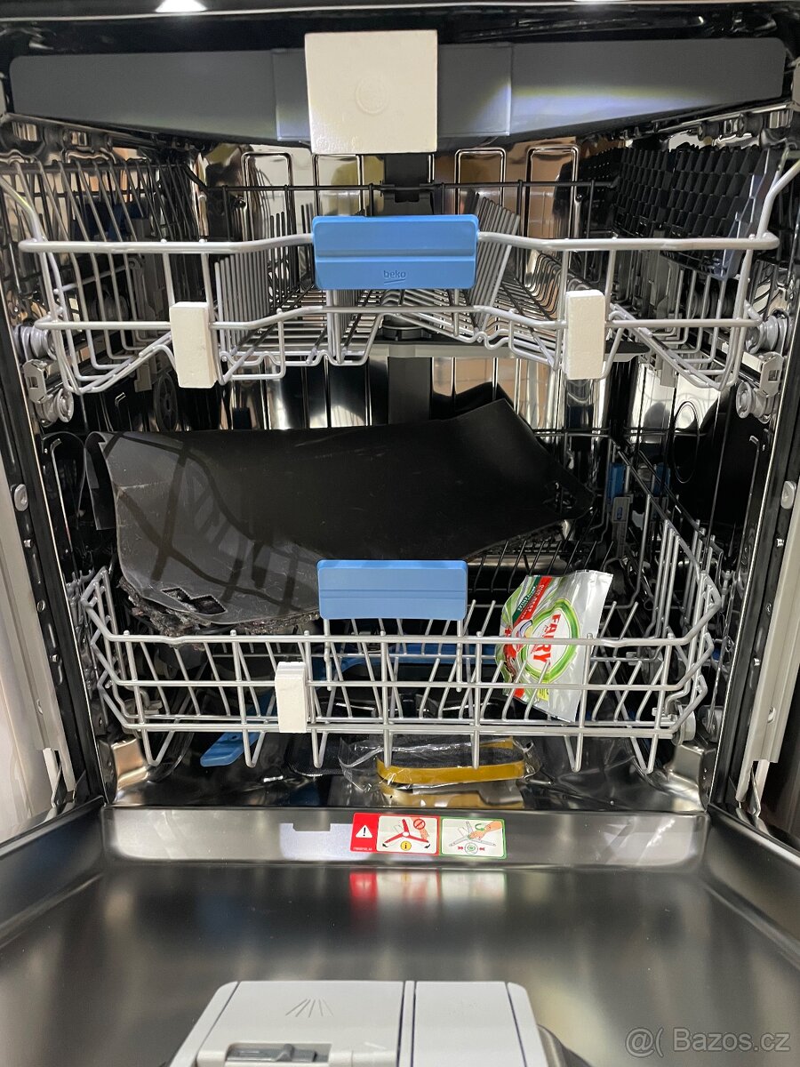 Nepoužitá myčka Beko BDIN38550C - 5