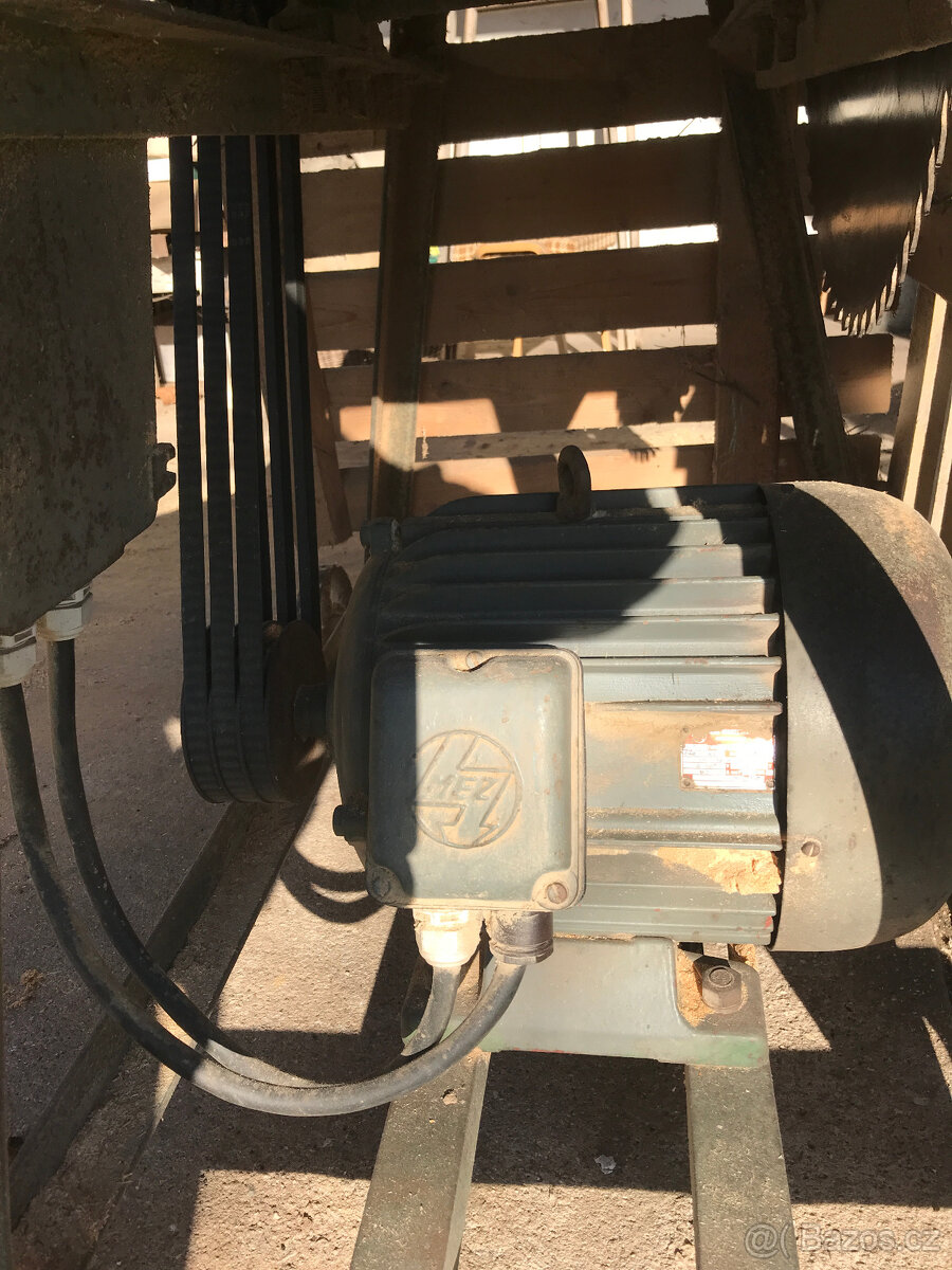 Pila cirkulárka na dřevo. - 5