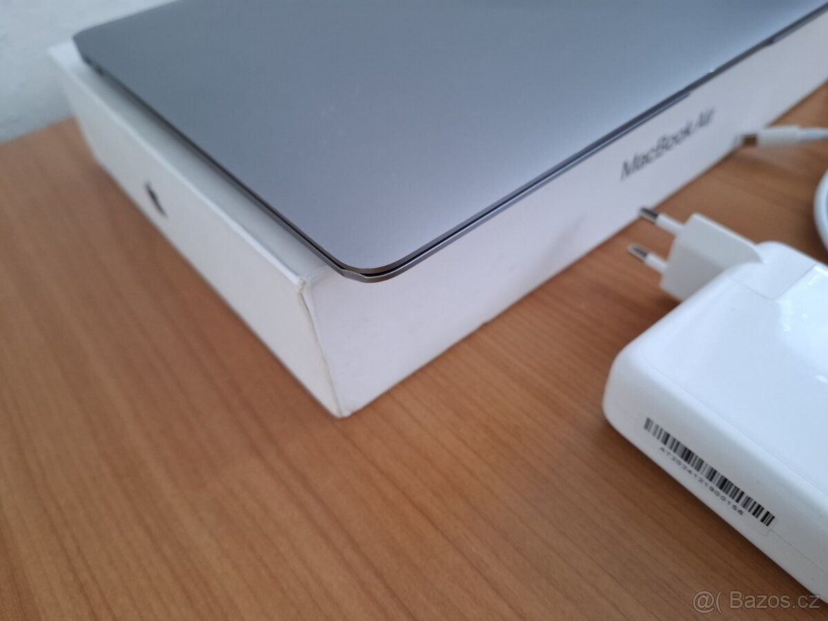 Macbook Air 13 palců M1 chip 8 GB RAM 256 SSD 250 cyklu - 5
