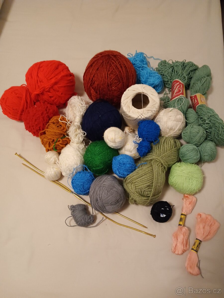 Velká sada přízí, háčky, knihy o háčkování... - 5