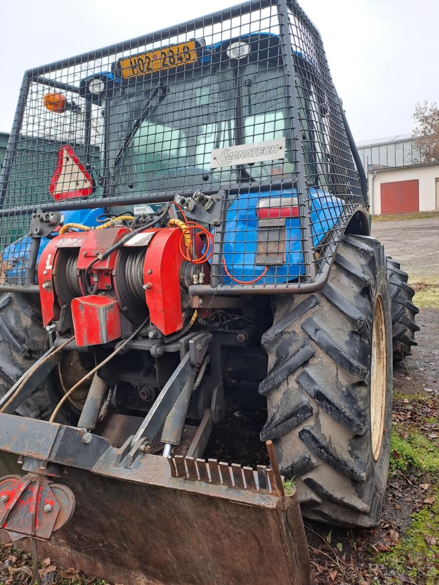 Traktor s lesnickou nástavbou New Holland T5.95 - 5