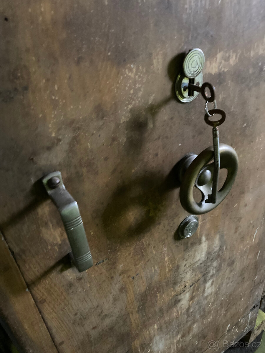 Trezor železobetonový starý v bankovní kvalitě za 9.000 kč - 5