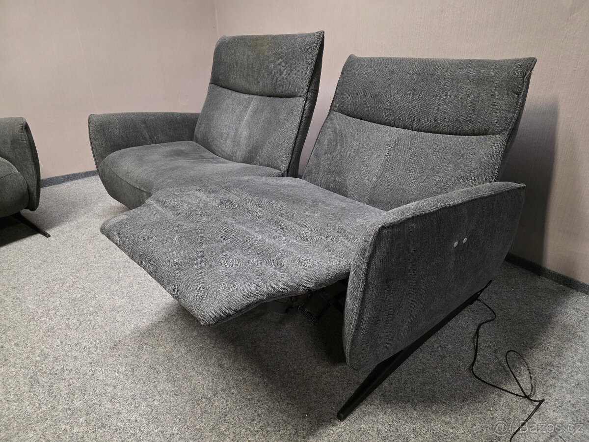 Elektricky polohovací sedačka 2+2 šedá látka - 5