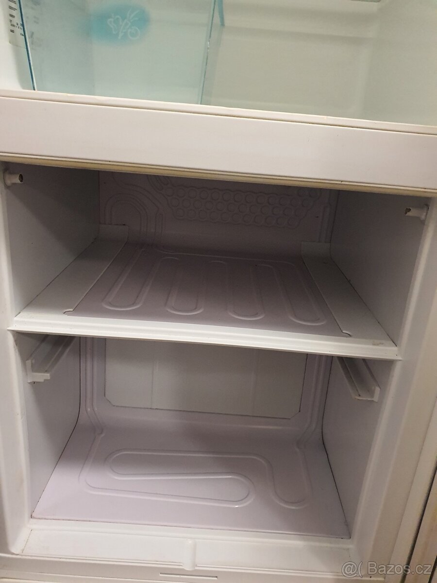 velká lednice Electrolux A+ s mrazákem - 5