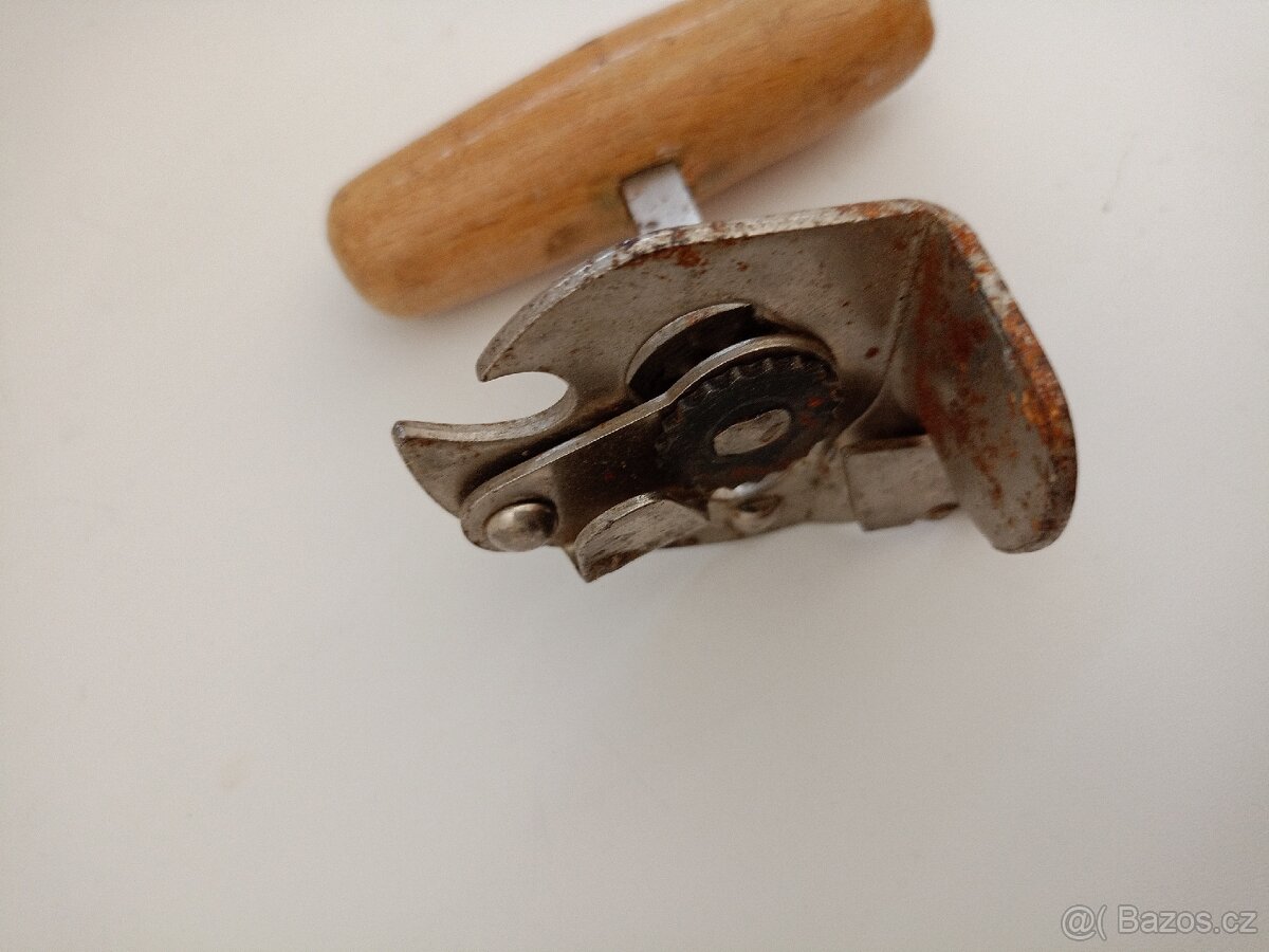 Otvírák na konzervy retro - 5