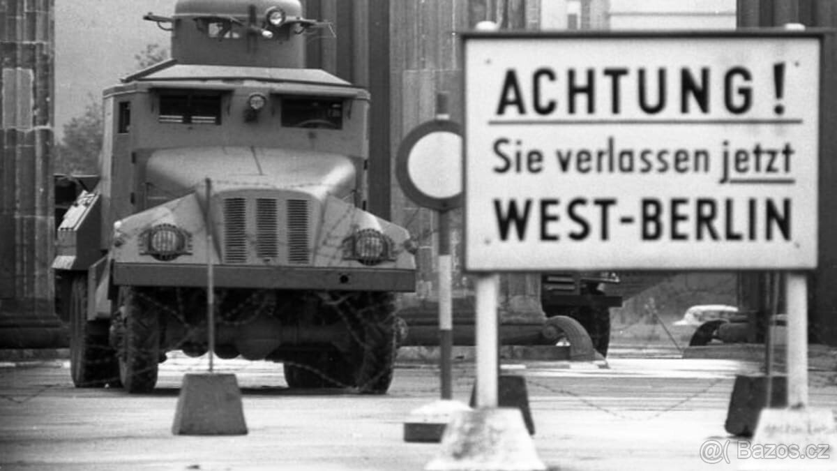 plechová cedule: Pozor Chystáte se opustit Západní Berlín - 5