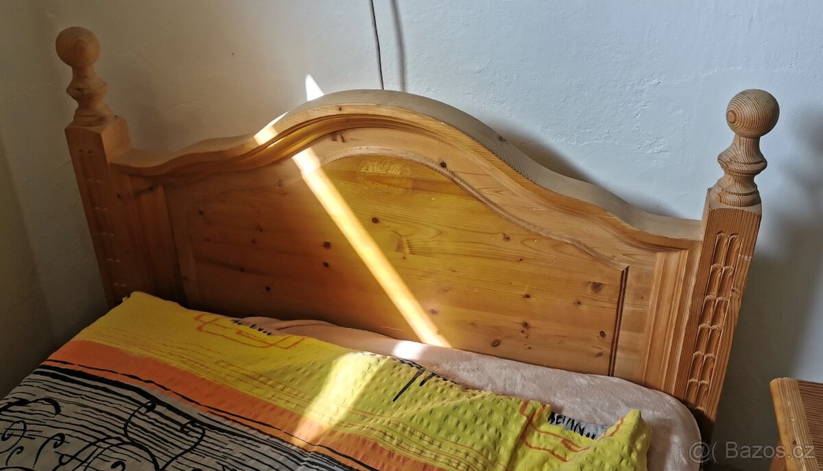 Postel ze dřeva a stolek - 5