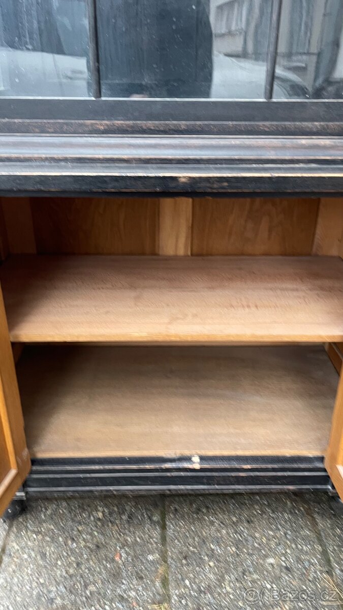 Skleněná vitrína z masívu - 5