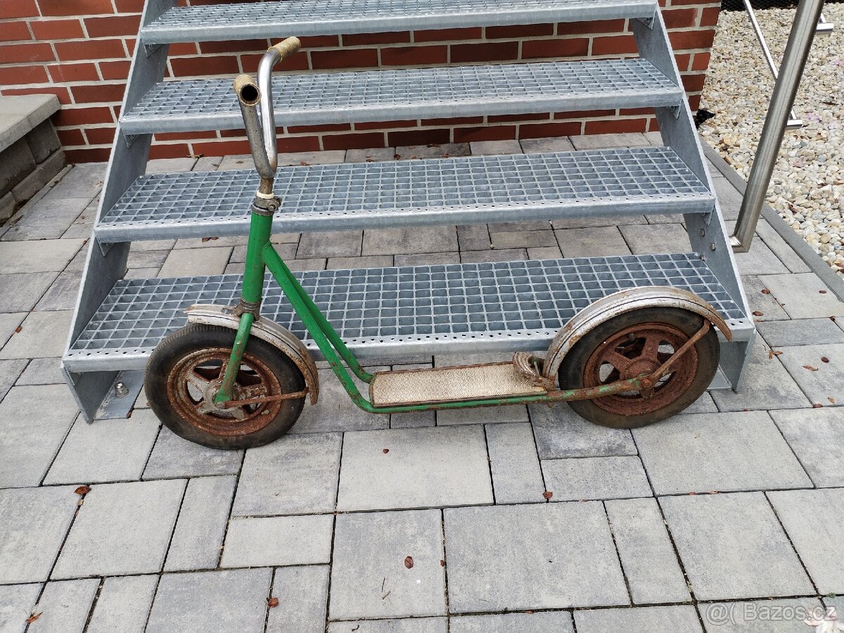 Stará retro dětská koloběžka - 5
