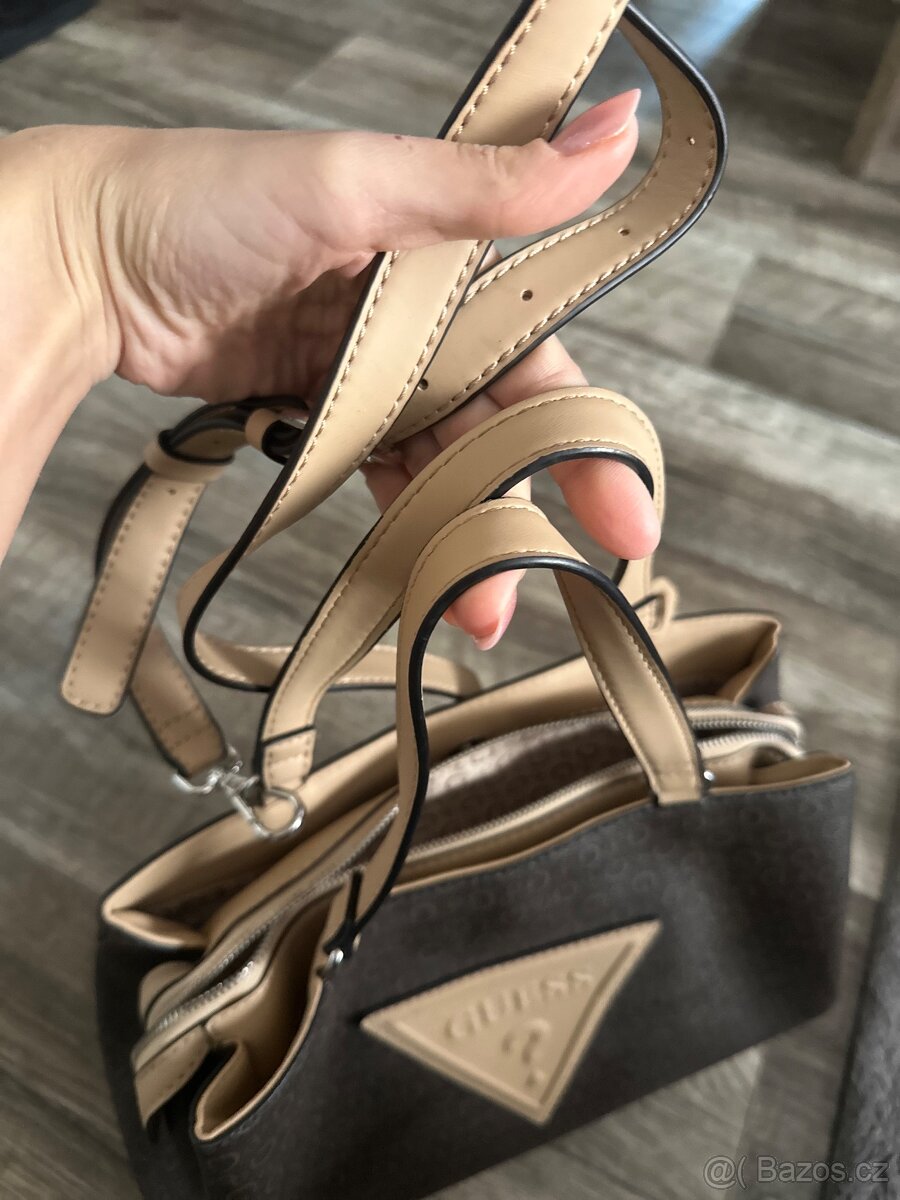 Guess monogram kabelka – ikonická béžovo-hnědá kombinace - 5