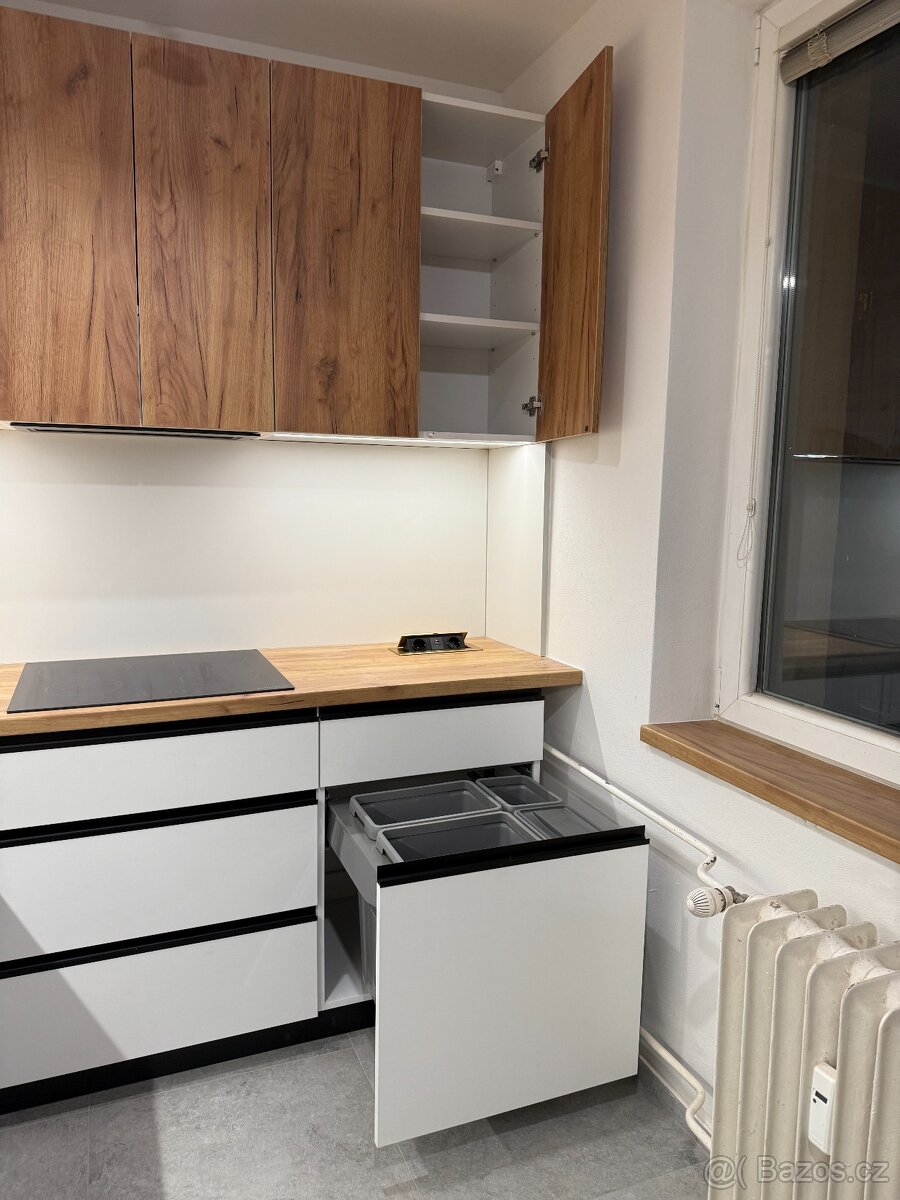 Kuchyně na míru – bílá + dřevo | Vestavěné spotřebiče - 5