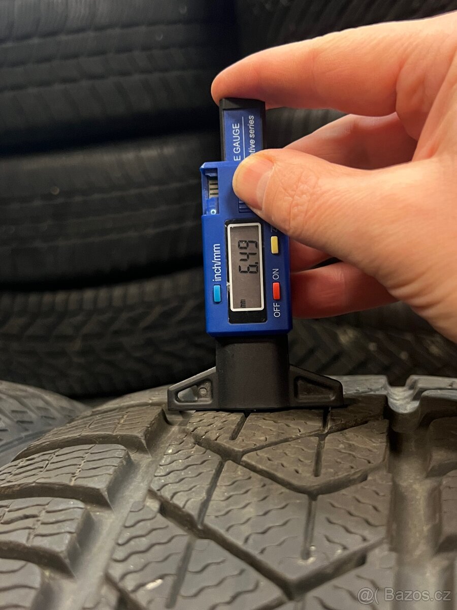 235/55R18 104H zimní pneumatiky PIRELLI 7mm - 5