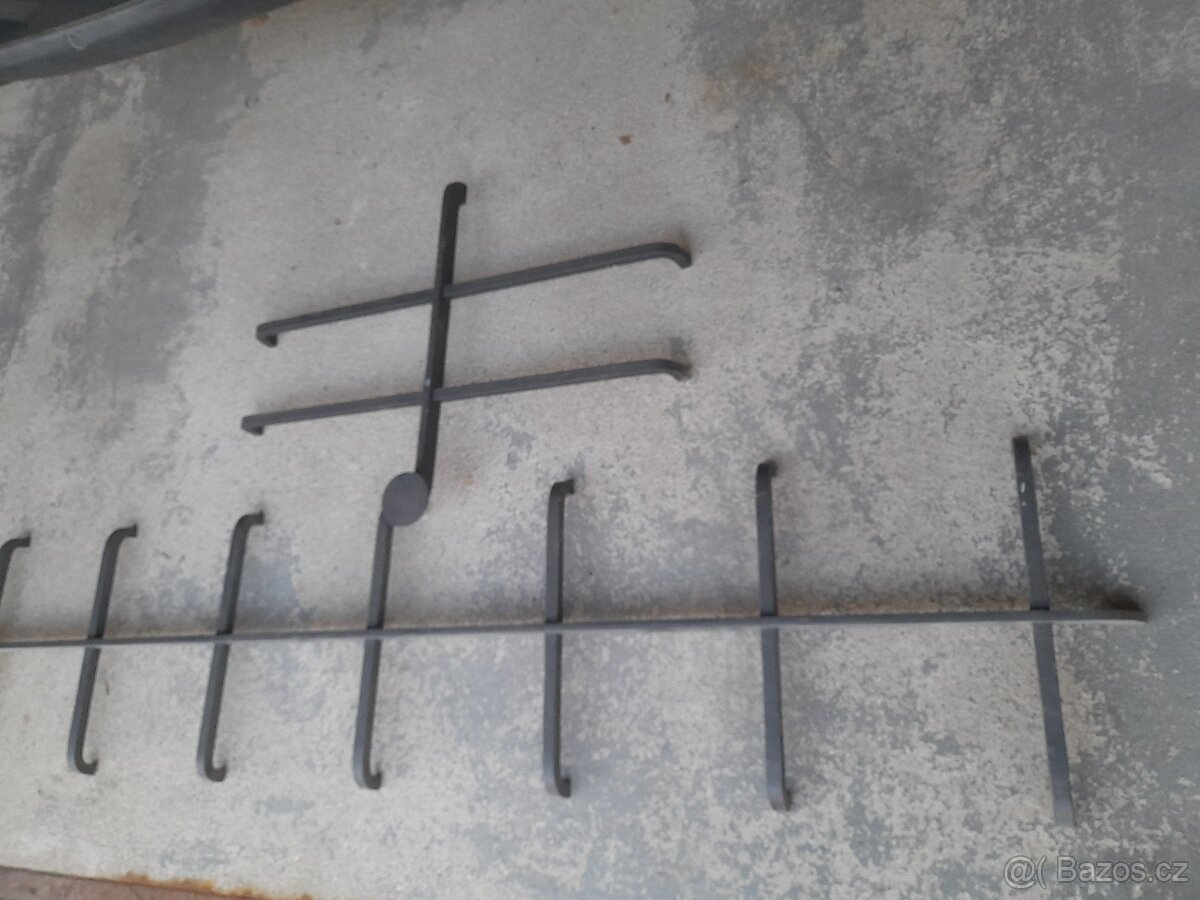 Funkcionalistická mříž na vstupní dveře a na malé okno - 5