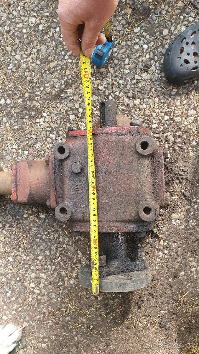 Úhlová převodovka rozvodovka / náhon z rozmetadla 1,6:1 - 5