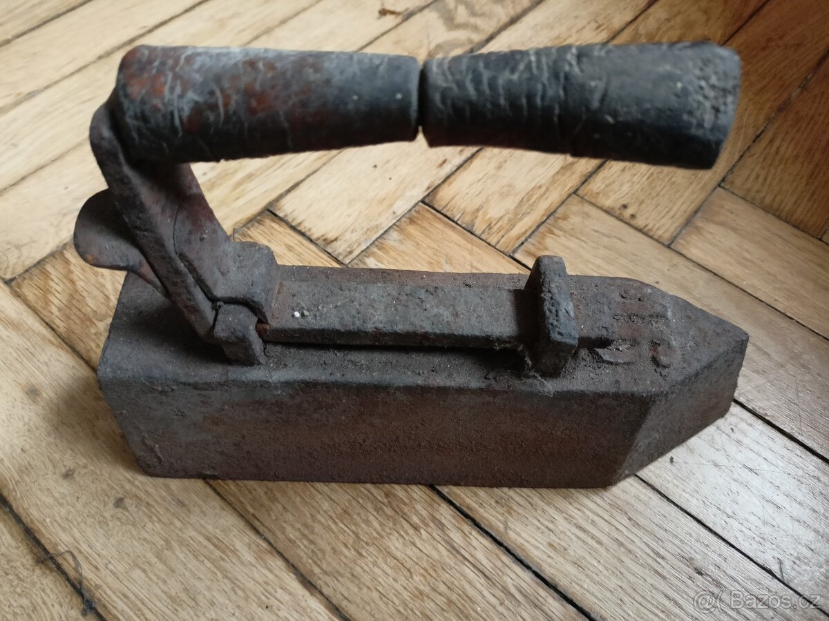 Stará žehlička celokovová - 5