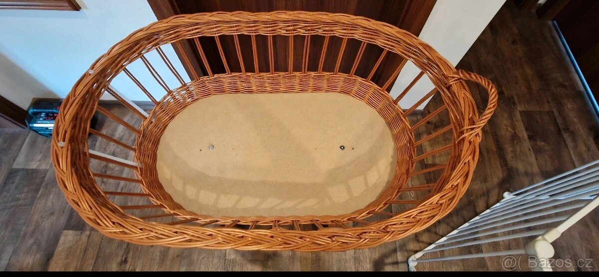 Proutěný košík s kolečky pro miminko - 5