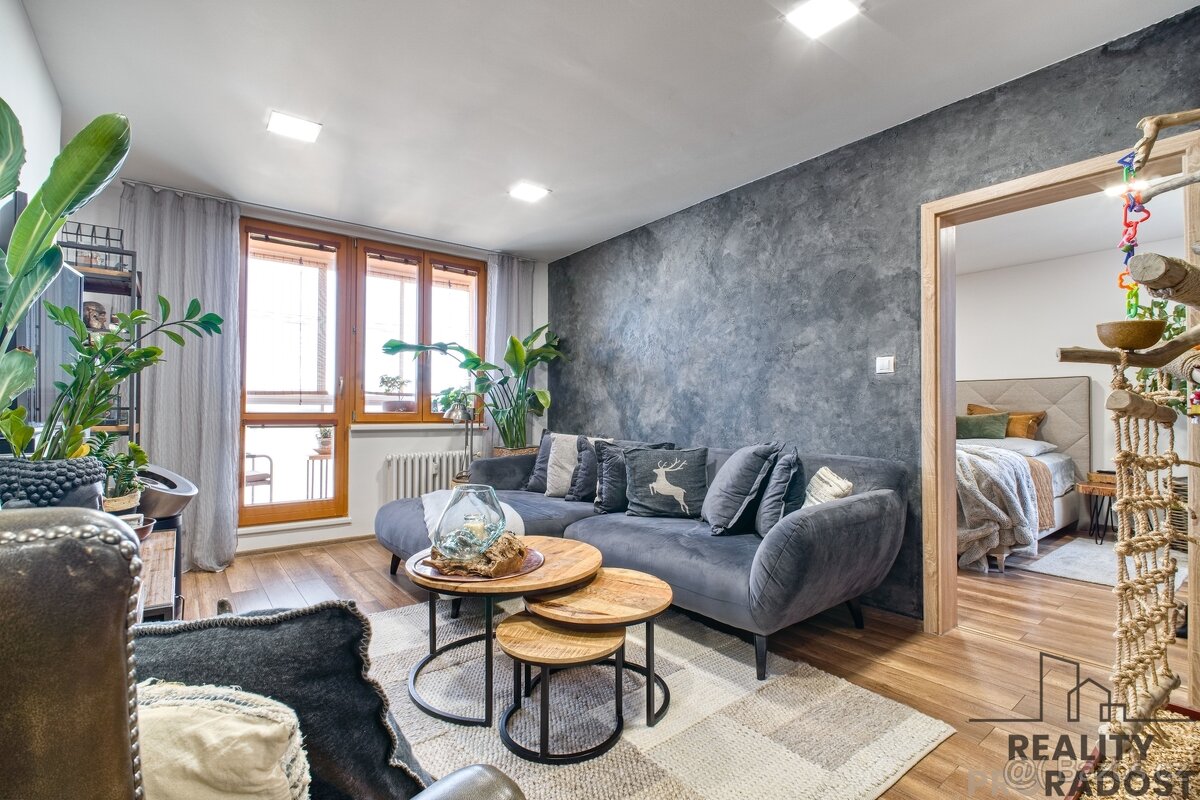 Prodej stylového bytu 3+1 se zasklenou lodžií na ul Horymíro - 5