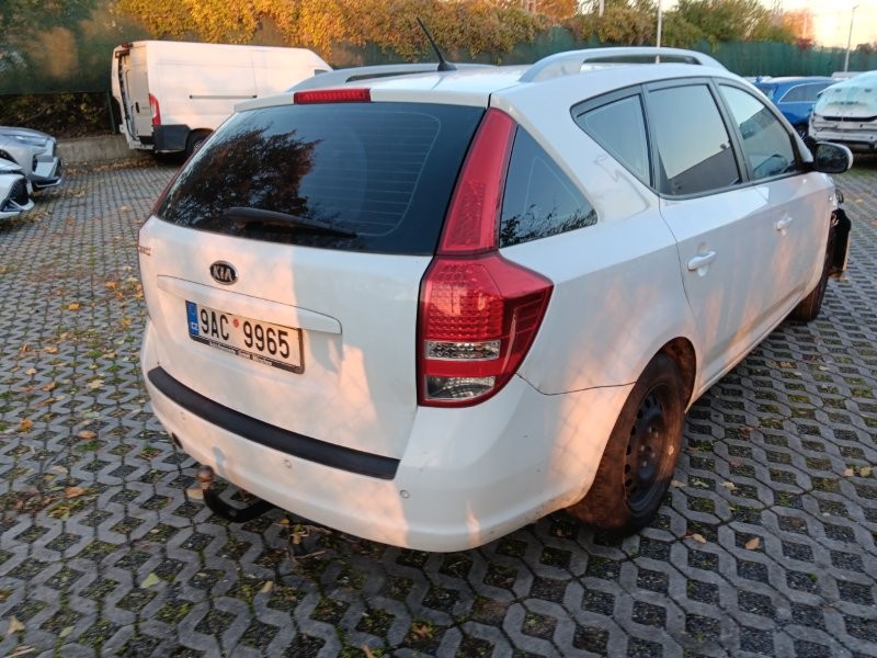 Na díly celý auto KIA CEED 1,4 Benzín - 5