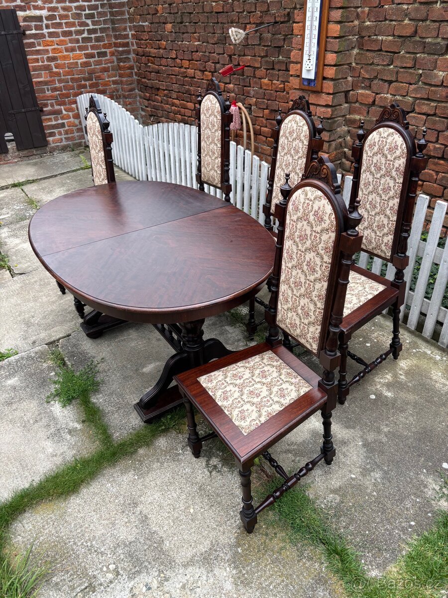 Starožitný rozkládací jídelní stůl s pěti židlemi - 5