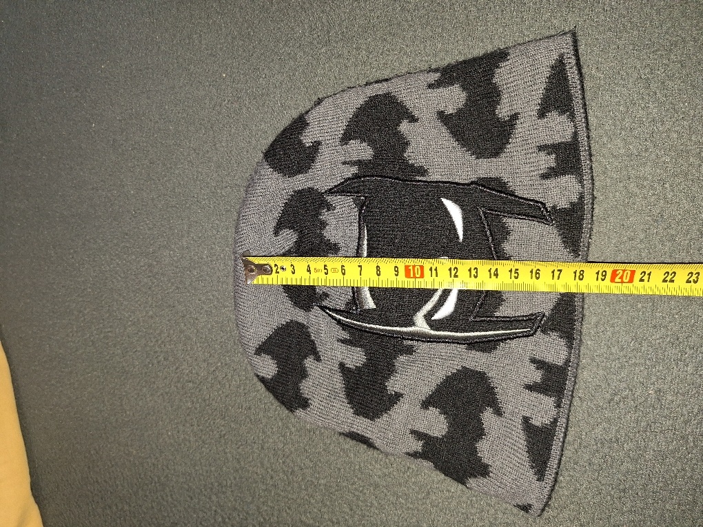 dětská zimní čepice značky Batman.Velikost neuvedena - 5