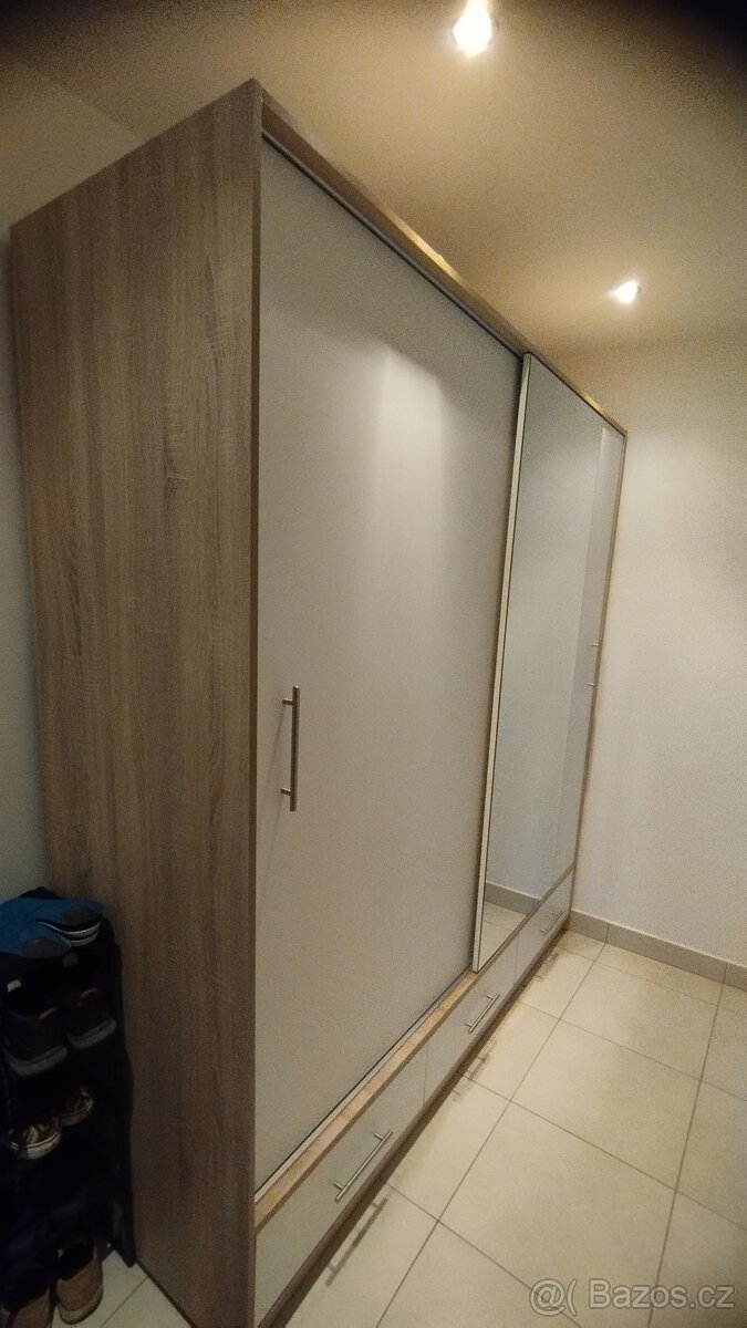 Šatní skříň větších rozměrů - 5