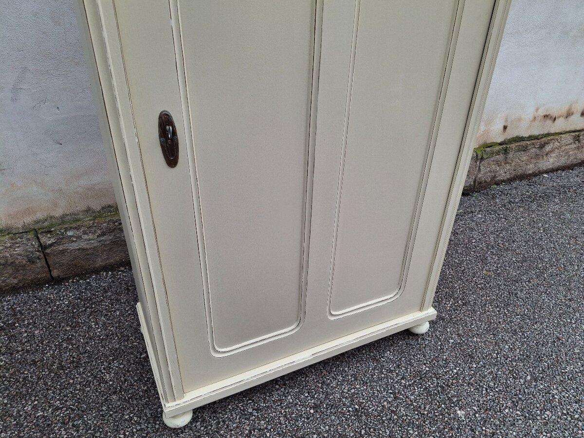 Skříň starožitná po renovaci - 5