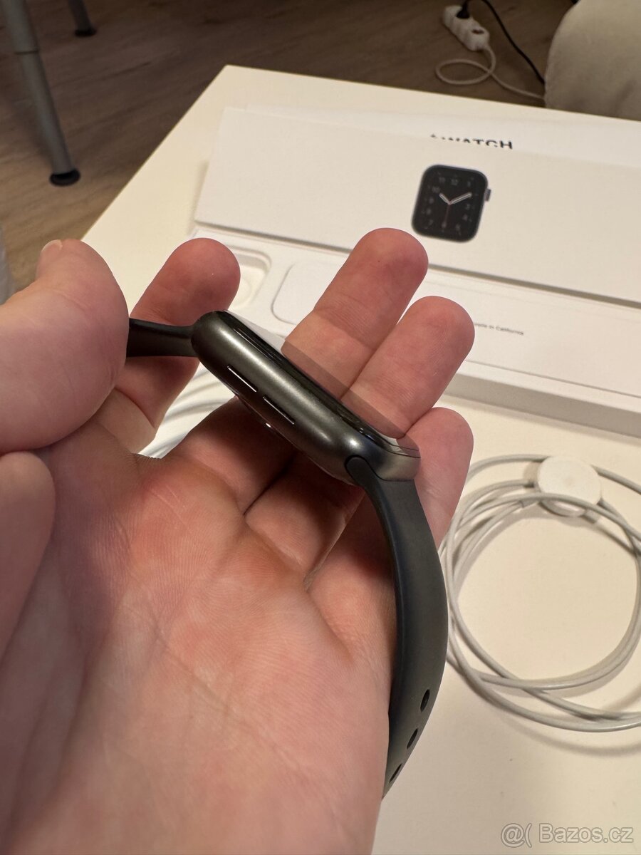 Apple Watch SE (2020) - 44 mm (jako nové) - 5