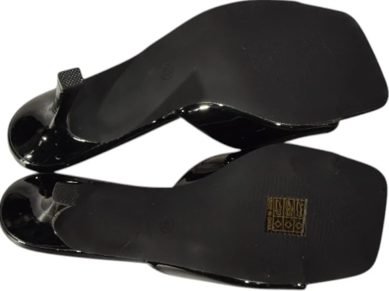 Elegantní černé lakované pantofle - 5