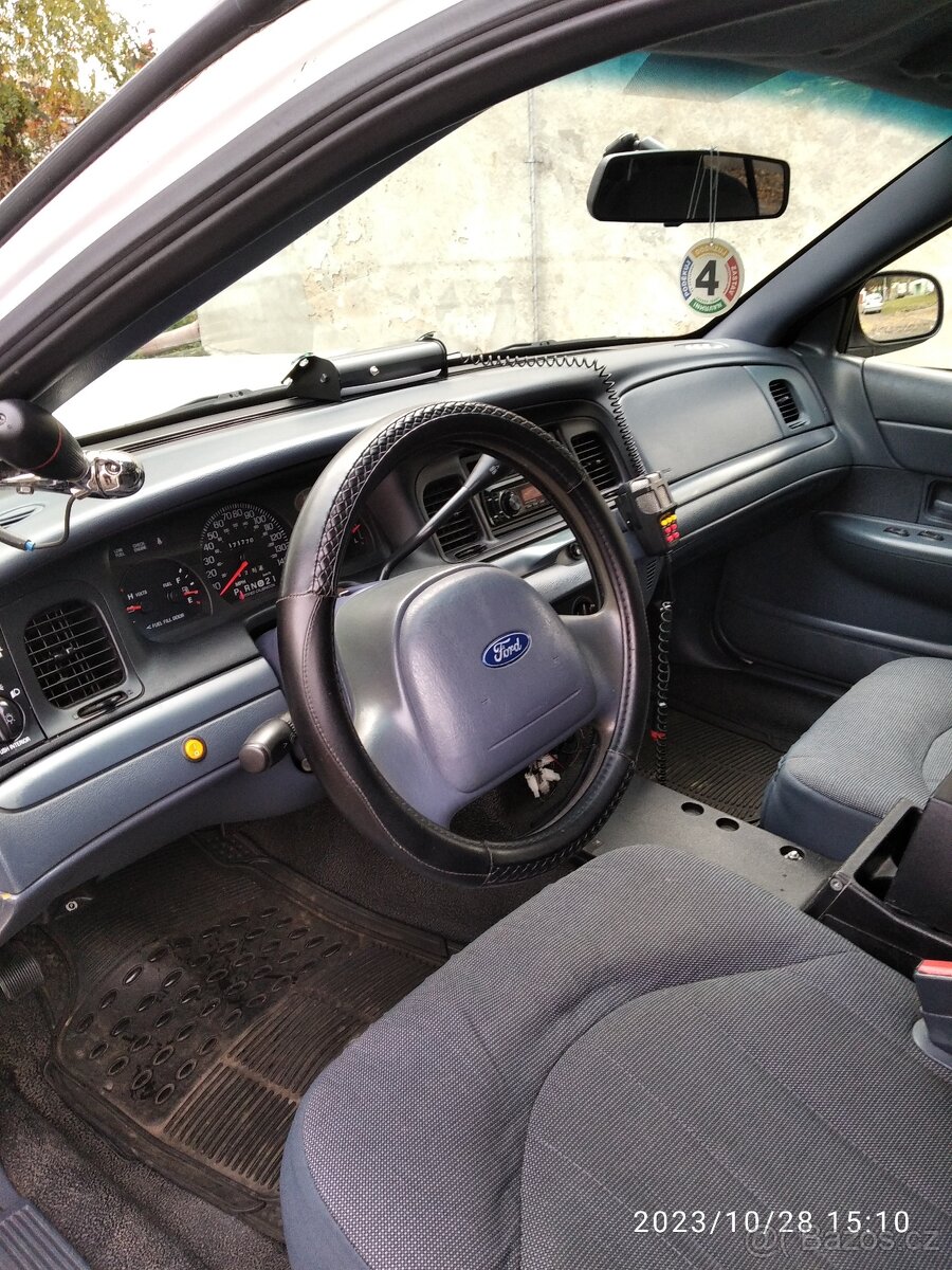 Ford Crown Victoria - 5