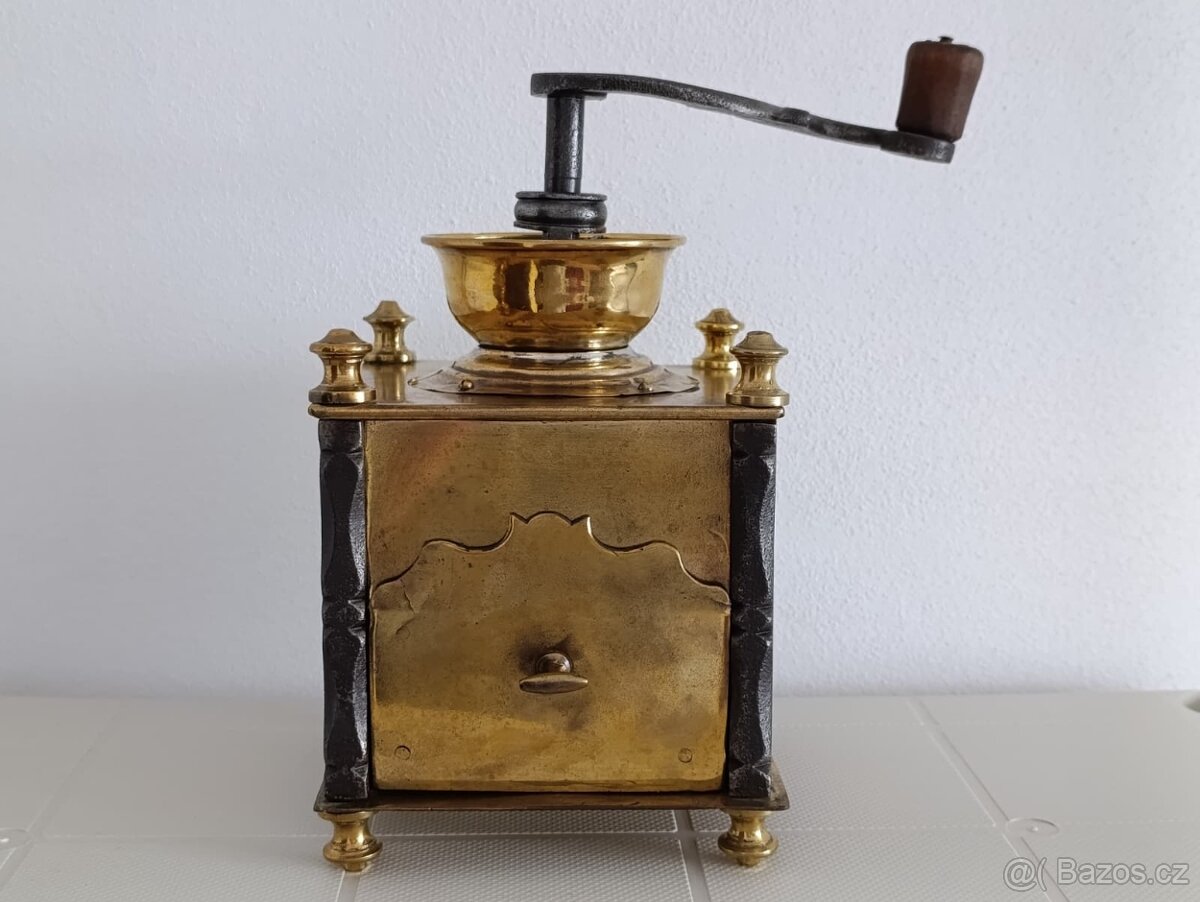 Krásný historický mosazný mlýnek na kávu, ručně kov.části - 5