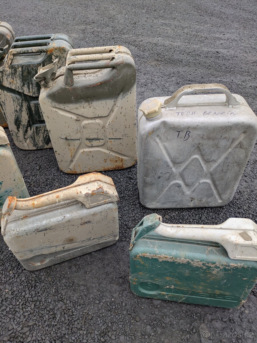 Soubor 11 kusů kanystrů - 5