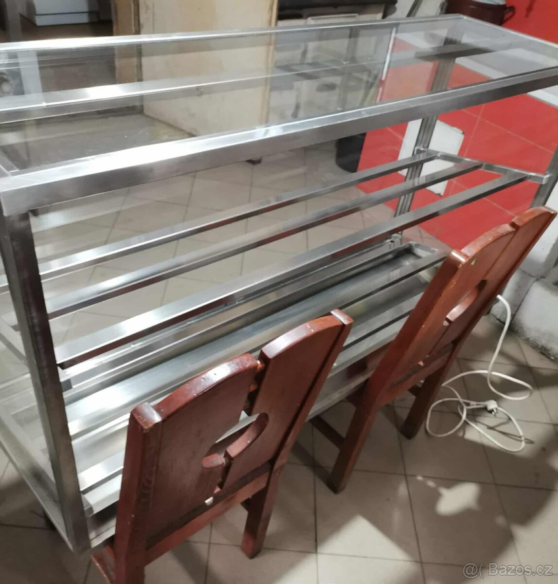 PREDAM VEĽKÚ PEVNÚ STOLOVÚ NEREZOVU PRESKLENNU VITRINU - 5