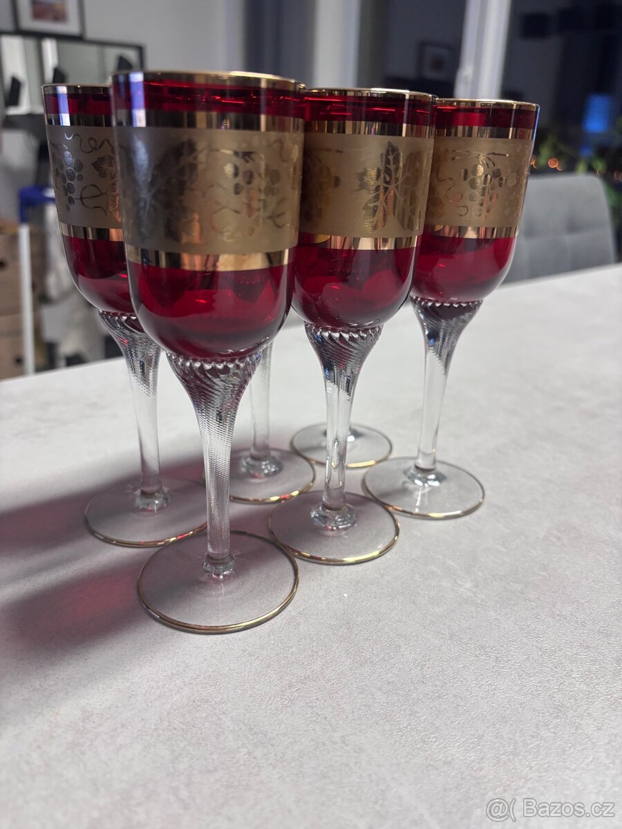 Červené sklenice se zlatým dekorem - 5