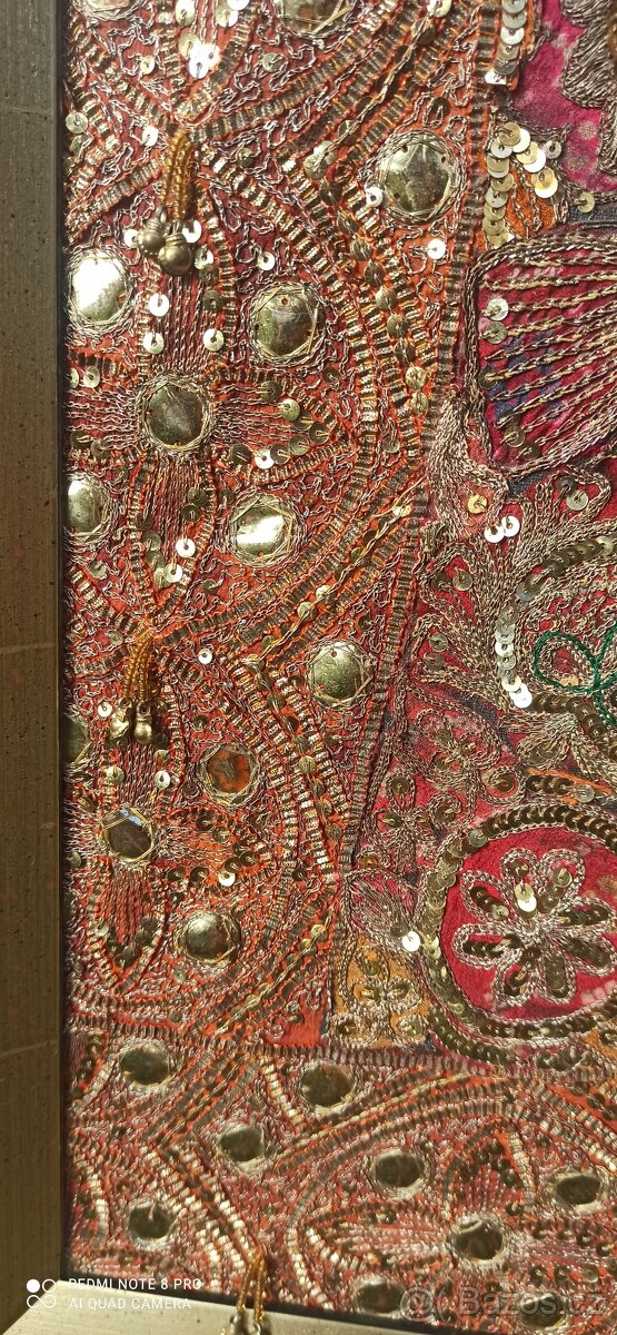 Prodám šatek vyšívaný zlatými flitry - 5